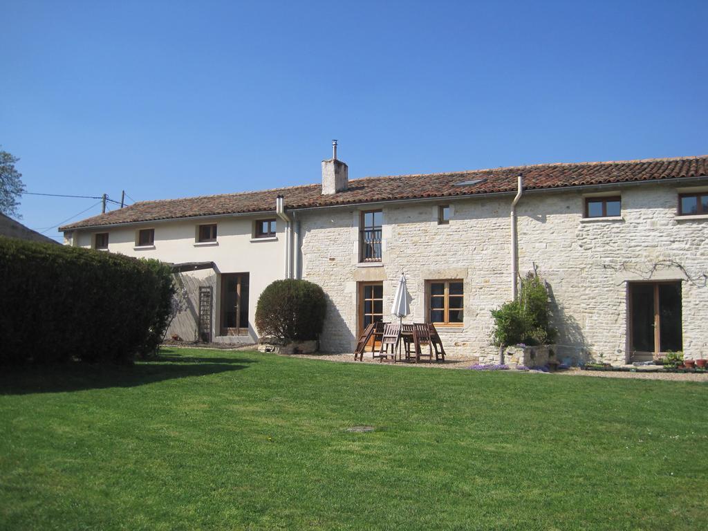 Le Noisetier At Les Hiboux Gites Chef-Boutonne Δωμάτιο φωτογραφία
