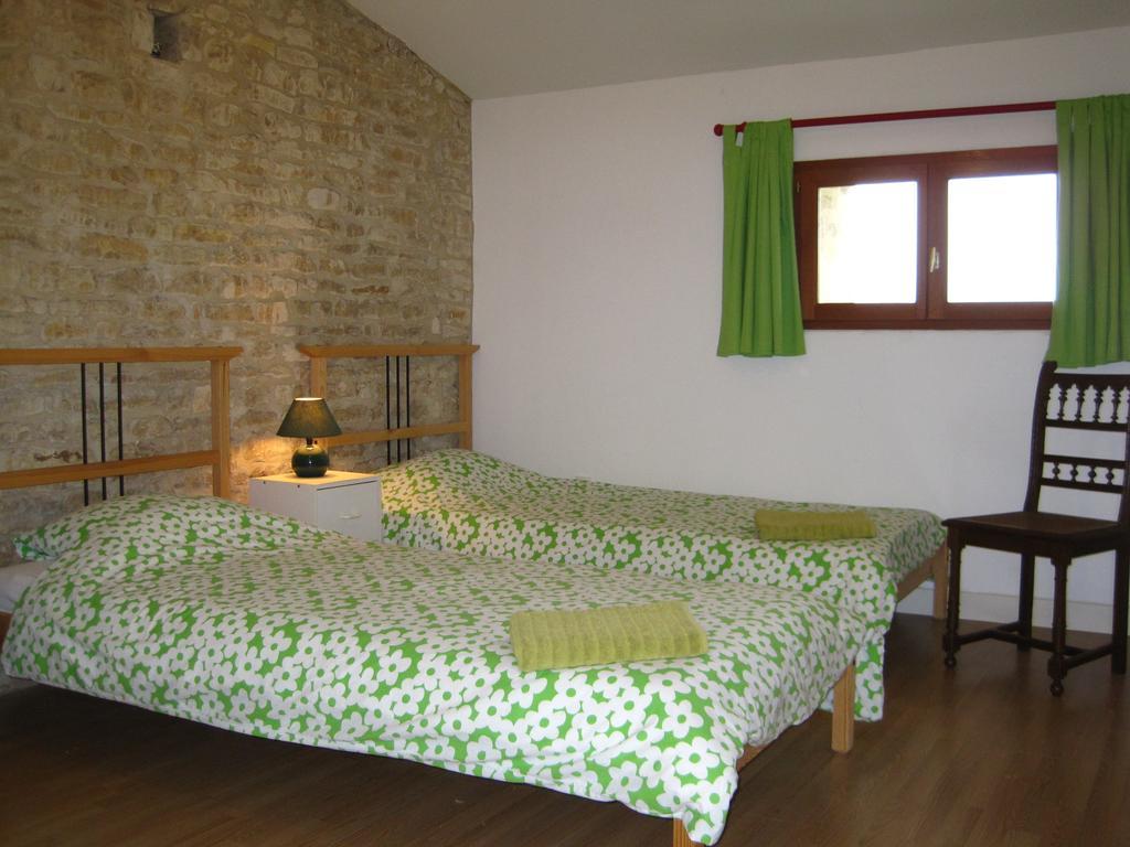 Le Noisetier At Les Hiboux Gites Chef-Boutonne Δωμάτιο φωτογραφία
