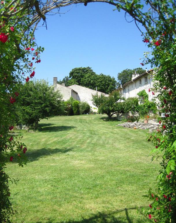 Le Noisetier At Les Hiboux Gites Chef-Boutonne Εξωτερικό φωτογραφία